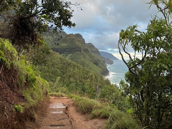 The World’s Most Dangerous Hikes (Only for the Brave) 6 Kalalau Trail (USA)